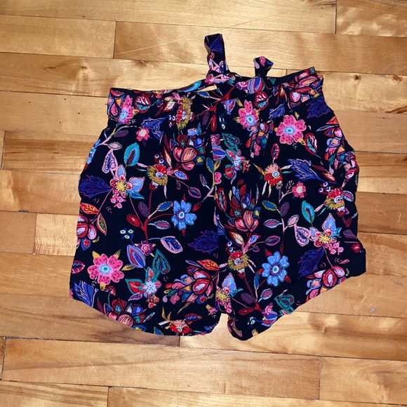 Floral short with pockets - Picture 2 of 2
